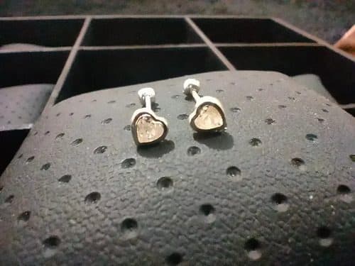 Aretes Broquel Corazón Zirconia Ch En Plata Fina .925 Plateado — Coleccionables vintage