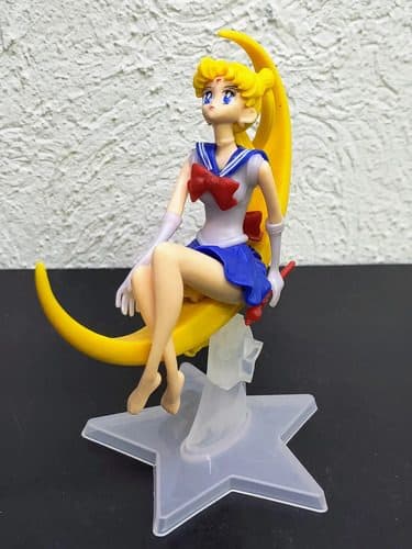 Figura Sailor Moon Con Base De Luna Pvc 15cm