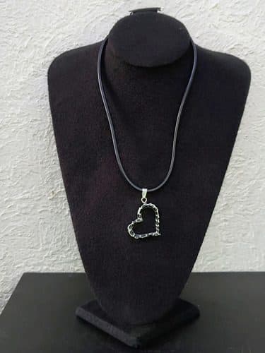 Collar Dije De Corazón Acero Inoxidable Con Cinta De Caucho Plateado — Coleccionables vintage