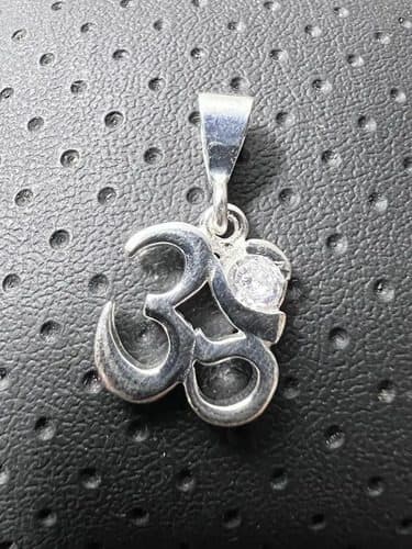 Dije Om Con Zirconia En Plata Fina.925 De 1.6cm Plateado — Coleccionables vintage