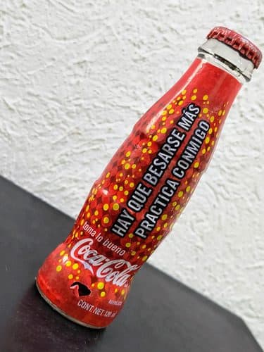 Mini Botella Coca Cola Hay Que Besarse Más Práctica Año 2005 — Coleccionables vintage, años NOW