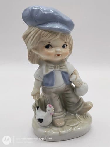 Figura De Porcelana Niño Con Bolso Gorro Y Gallina Vintage Blanco Con Azul