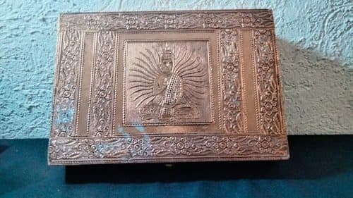 Alhajero Buda Repujado Color Bronce Terciopelo Usado Bronce — Decoración vintage