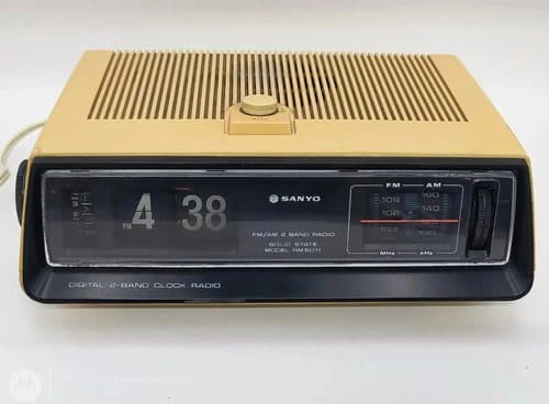 Radio Reloj Sanyo Rm5011 Vintage De Los Años 70s Con Detalle Beige Beige