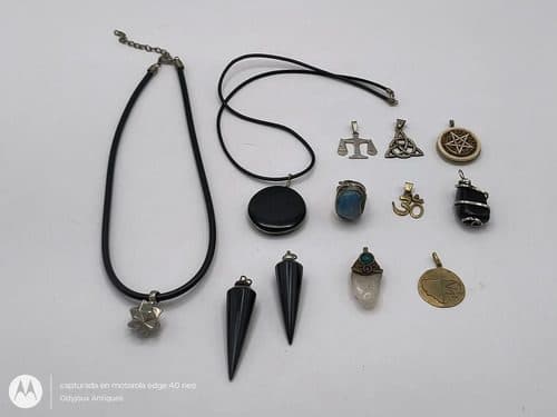 Lote Dijes Y Cuarzos Esotéricos 12pz Obsidiana Triqueta Ohm Negro Plateado Dorado — Coleccionables vintage
