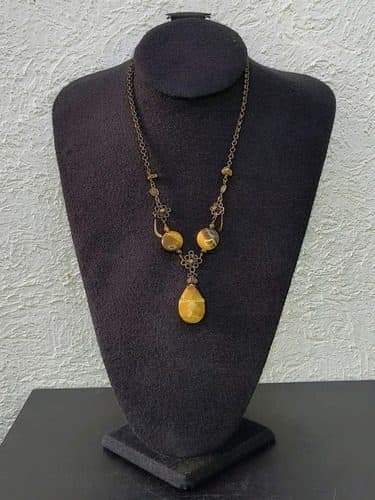 Collar Antiguo De Latón Con Cuarzo Ojo De Gato Natural Ocre — Coleccionables vintage