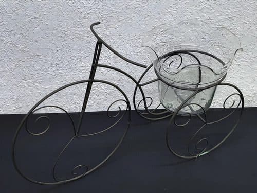 Porta Maceta Triciclo Bicicleta Metalico Con Maceta Vidrio Gris Oscuro Triciclo Bicicleta Porta Maceta Metálico Con Maceta Vidrio — Decoración vintage