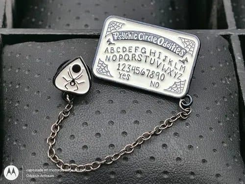 Pin Broche Metálico Tabla Ouija Blanca Con Cadena Retro Blanco Tabla Ouija Blanca Con Cadena — Coleccionables vintage