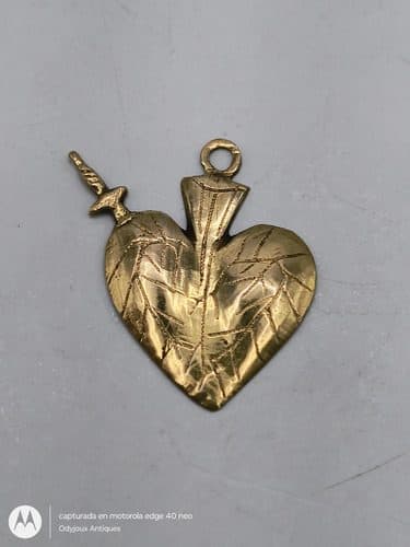 Dije Antiguo Corazón De Milagro Dorado Vintage Latón 2.3cm Dorado Oscuro