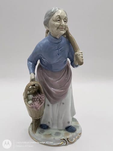 Figura Anciana Con Canasta Bastón Porcelana Cuernavaca 90's Blanco Con Azul