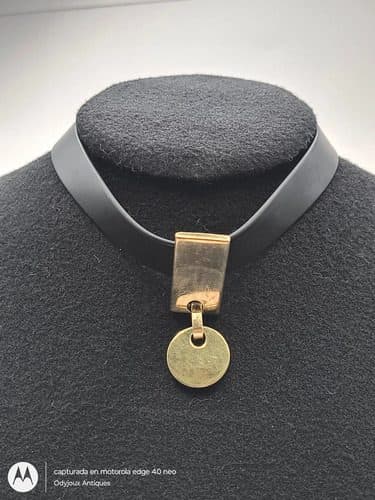 Collar Gargantilla De Caucho Corta Con Placa En Chapa De Oro Negro Con Dorado — Coleccionables vintage