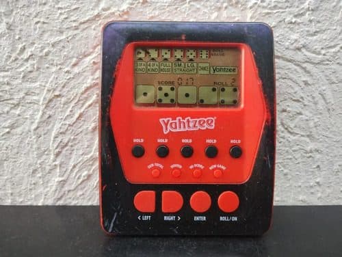 Juego Electrónico Portátil Yahtzee 2012 Hasbro Rojo Original — Gaming vintage, años NOW