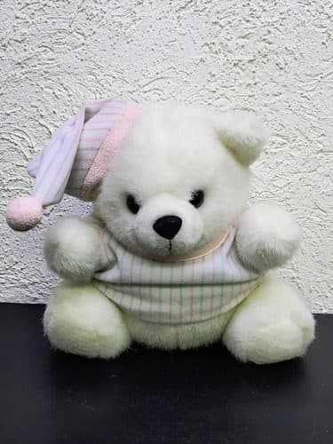 Oso Blanco De Peluche Con Pijama De Rayas Rosa Y Gorro Blanco — Coleccionables vintage, años 90s