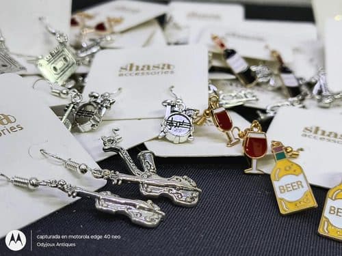 Lote Único Aretes Tipo Retro Vintage Musica Copa Vino 40pz Plateado Y Dorado