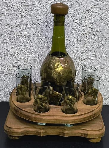Set Licorera Tequilera Base Madera Repujado Bronce Vintage Dorado Oscuro