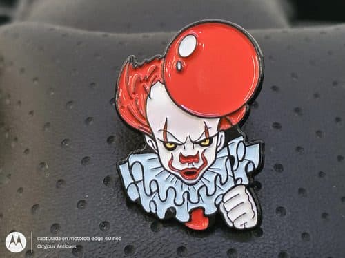 Pin/broche Metalico Pennywise Con Globo Rojo Terror 3.2cm Agua Pennywise Con Globo Rojo Terror 3.2cm — Coleccionables vintage