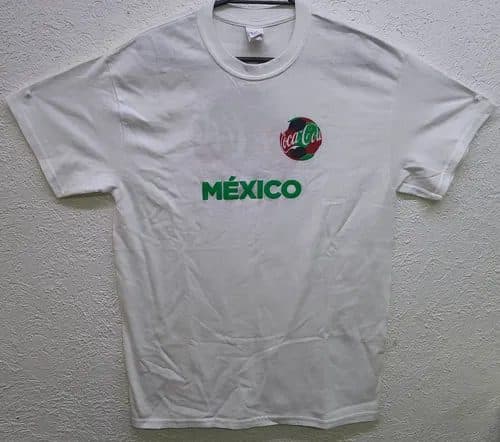 Playera Coca Cola México Tricolor Mediana Hecha En Nicaragua Blanco Con Logos En Verde Blanco Y Rojo Coca Cola Mundial Mediana Serigrafia