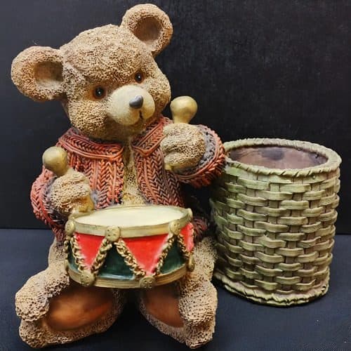 Estatua Oso Tocando Tambor Con Lapicero Resina Vintage 20cm Café Con Naranja Y Verde Musgo