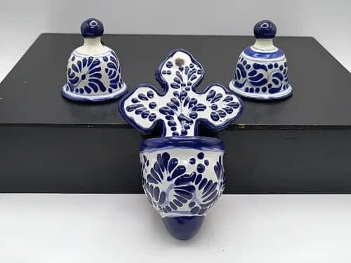 Set Par De Campanas Y Pileta Cn Cruz De Talavera Poblana 3pz