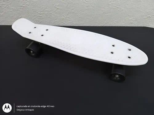 Patineta Skateboard Tipo Penny Cruiser Color Blanco Genérico Negro Plateado