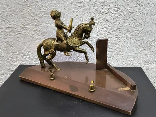 Escultura De Metal Vintage Soldado Medieval A Caballo Madera Dorado Oscuro — Decoración vintage