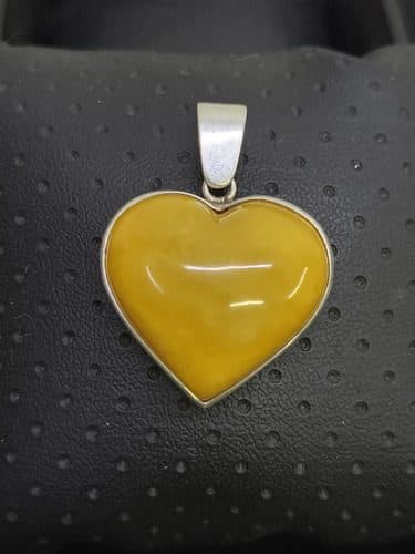 Dije De Corazón Tallado En Ámbar Montado En Plata Ley .925 Amarillo — Coleccionables vintage