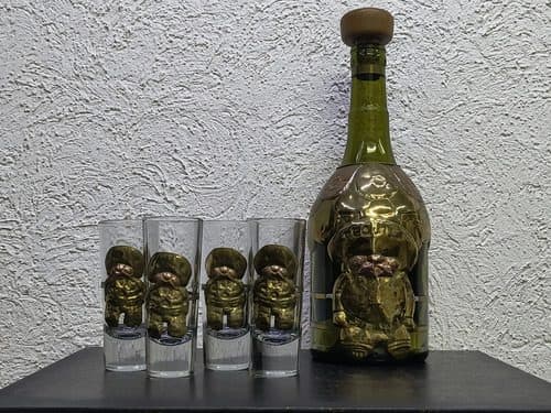 Set Licorera Vintage Decoracion En Repujado Laminado Bronce Dorado Oscuro
