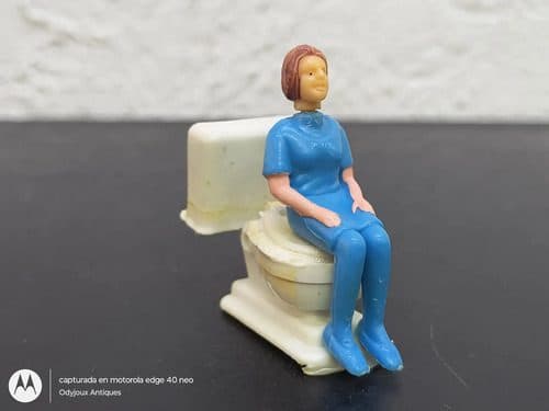 Figura Mini De Plástico Inodoro Retrete De Juguete Con Mujer — Coleccionables vintage