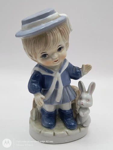 Figura De Porcelana Niño Con Conejito Vintage 80's 15cm Azul Con Blanco