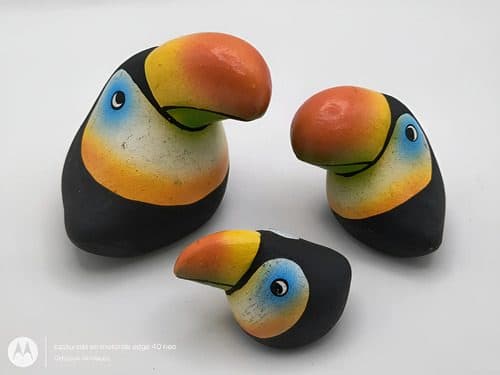 Familia De Tucanes Hechos De Barro/arcilla Vintage Colección Negro Naranja Amarillo Verde Azul Blanco — Coleccionables vintage