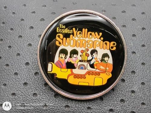 Pin Broche Metalico The Beatles Yellow Submarine Retro 3cm Negro Pin Broche Metalico The Beatles Yellow Submarine Retro Vintage 3cm — Coleccionables vintage