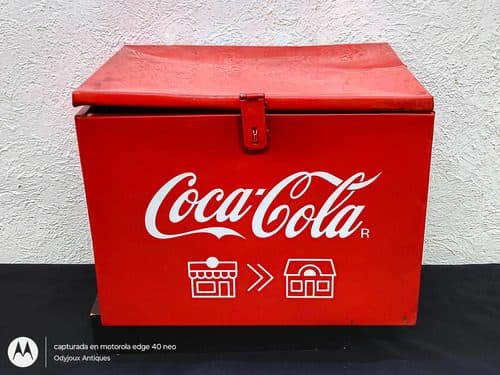 Coca Cola Caja Metálica Roja La Tiendita A Tu Casa Golpeada Coca Cola Caja Metálica Roja De La Tiendita A Tu Casa Con Detalle