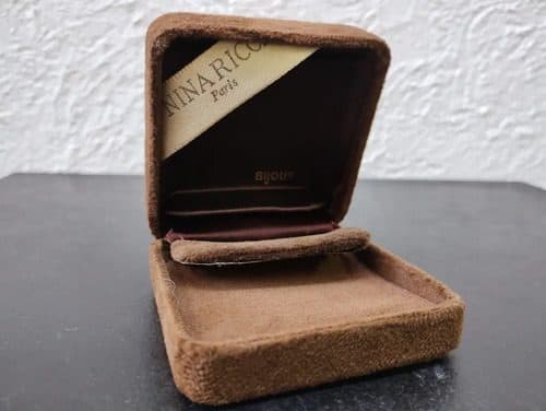 Estuche Para Aretes Nina Ricci Paris Bijoux Original Usado Marrón — Coleccionables vintage