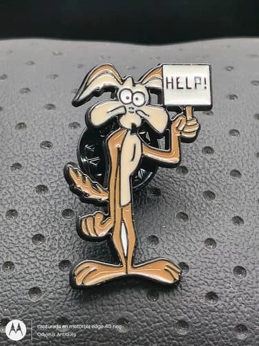 Pin Broche Metalico Coyote Help Looney Tunes Retro 3cm Chocolate Coyote Help Looney Tunes — Coleccionables vintage