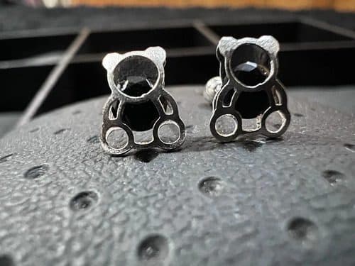 Aretes Broquel Oso Con Zirconia Negra En Plata Fina .925 Negro — Coleccionables vintage