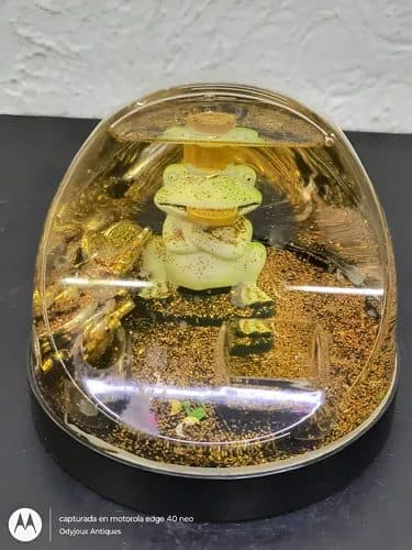 Figura Decorativa Rana De Oro Fen Shui En Bola De Agua Dorado